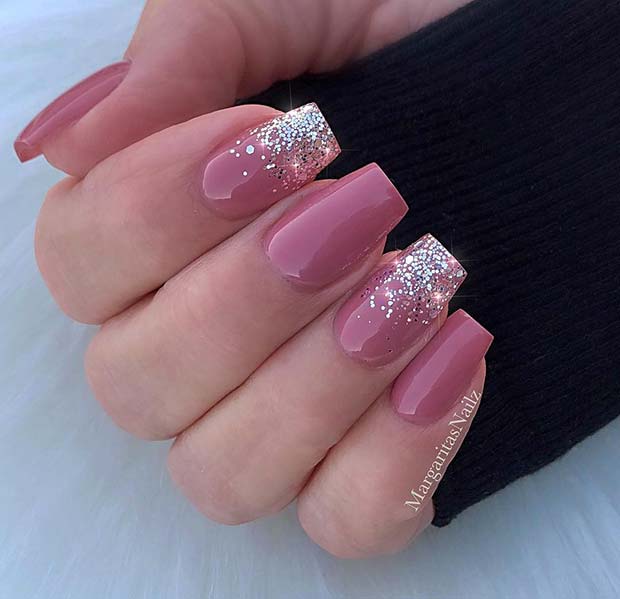 Ongles roses avec des paillettes d'argent