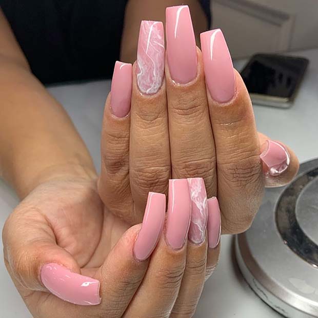 Ongles rose clair avec art en marbre blanc