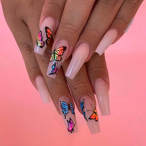 Ongles nus avec des papillons audacieux