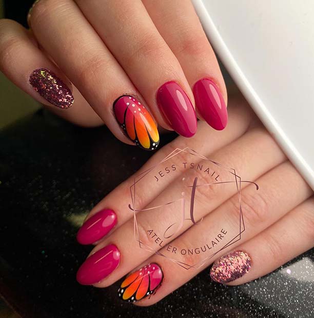 Ροζ νύχια με τέχνη νυχιών πεταλούδας και λάμψη