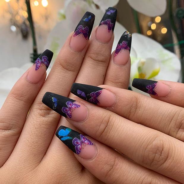 Ongles noirs avec des papillons