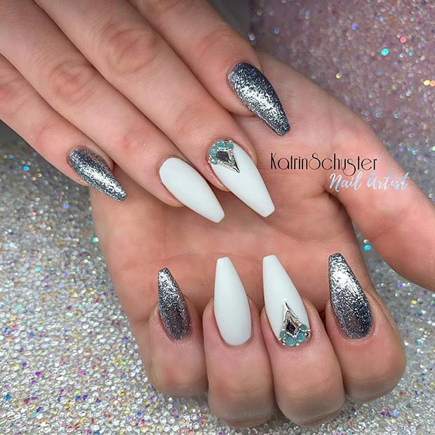 Conception d'ongles blanc et argent