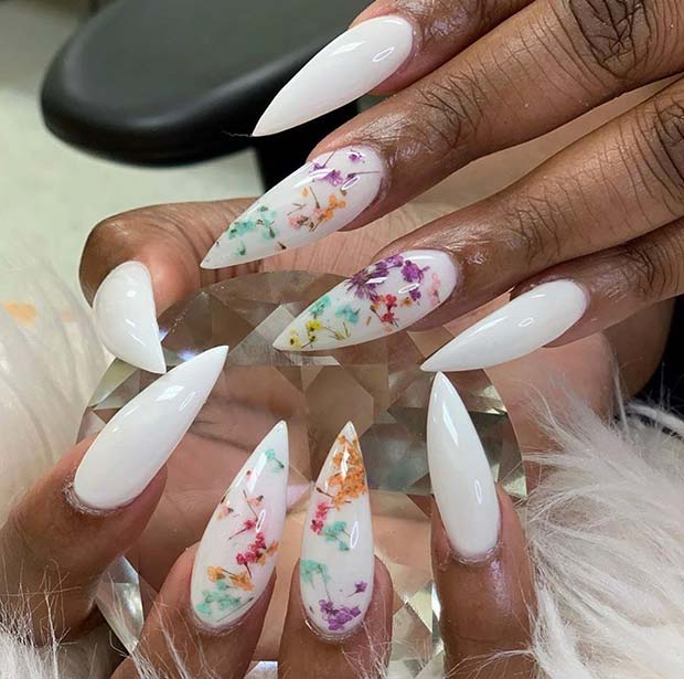 Superbes ongles stiletto avec des fleurs