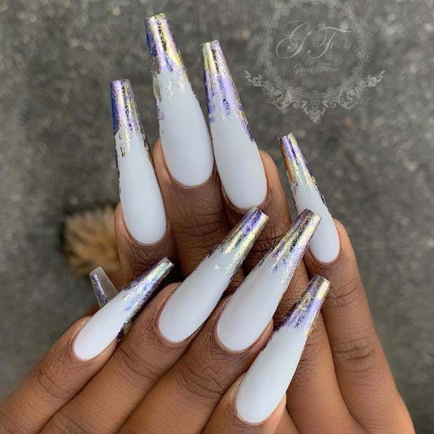 Ongles blancs avec des feuilles colorées