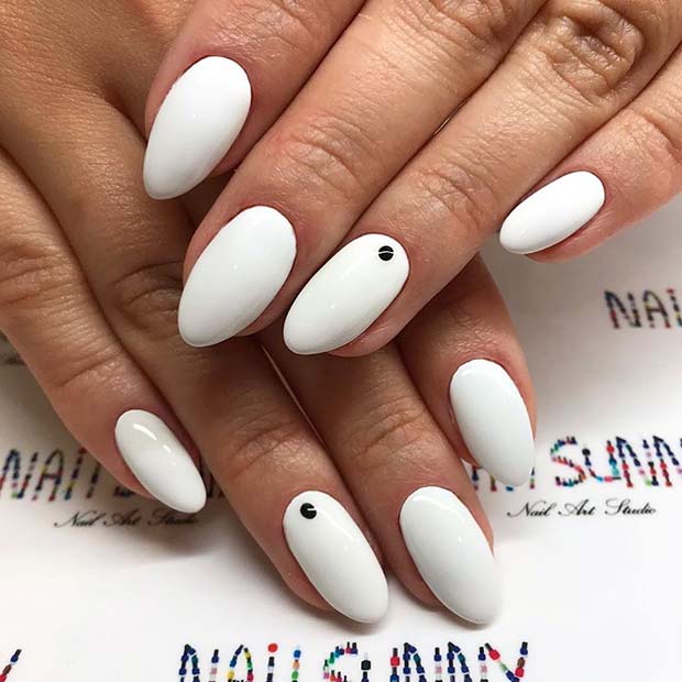 Ongles blancs à pois noirs