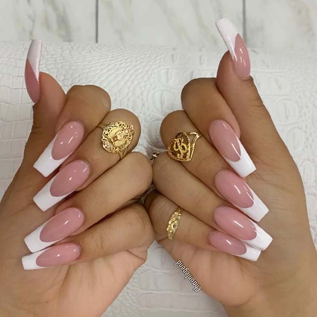 Ongles nudes avec des pointes blanches