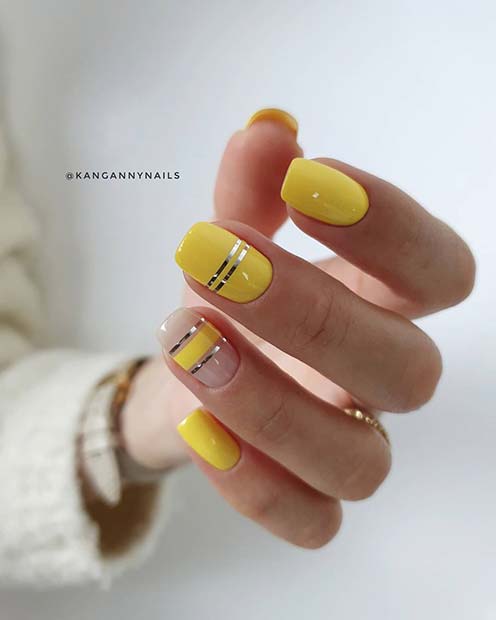 Μοντέρνα κίτρινα νύχια με ασημένιες ρίγες