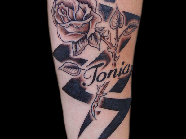 Τατουάζ τριαντάφυλλο με όνομα