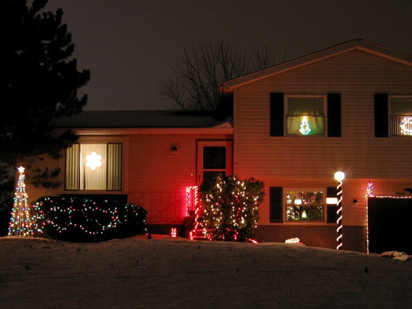 אורות חג המולד בחוץ