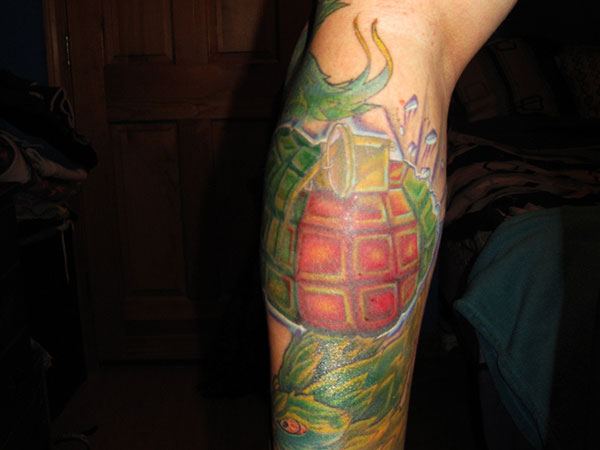 Tatouage de grenade monstre vert