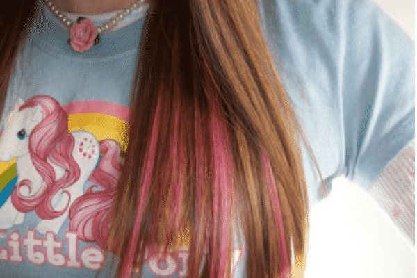 mèches roses dans les cheveux bruns