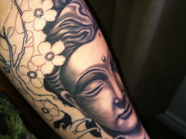 Αντιπαραβάλλει το βουδιστικό τατουάζ