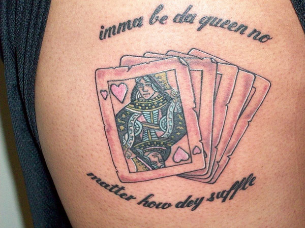 Reine avec tatouage de texte