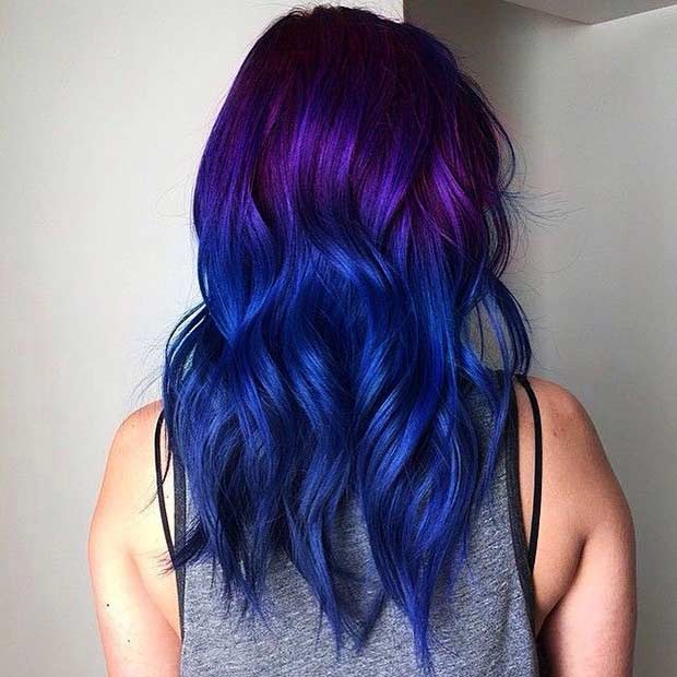 Look de cheveux dégradé violet à bleu foncé
