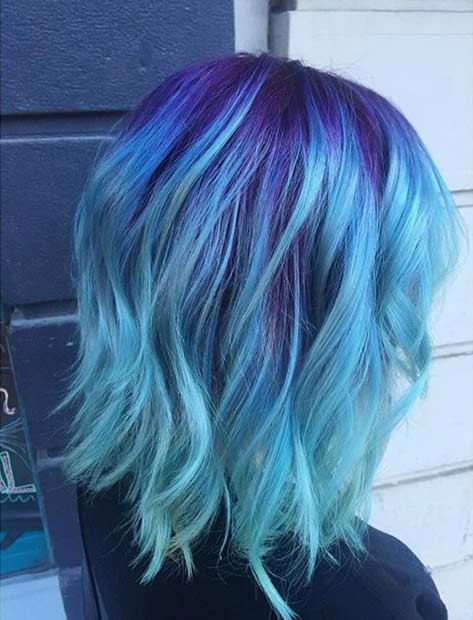 Cheveux bleu clair avec des racines violettes