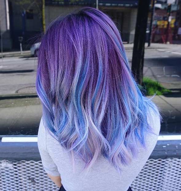 Cheveux violets poussiéreux avec des reflets bleus