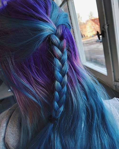 Couleur de cheveux violet foncé et bleu sarcelle