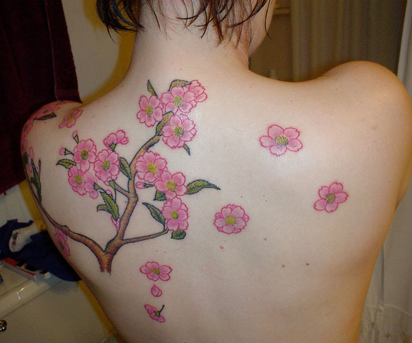 Tatouage de dos de fleurs de cerisier japonais