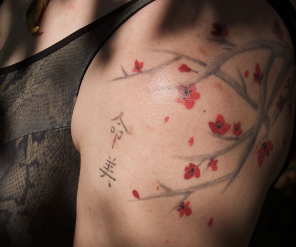 #tatouage fleur de cerisier sur l'omoplate