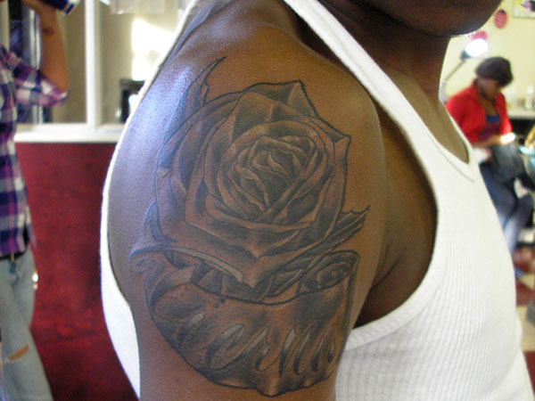 Magnifique tatouage de rose noire