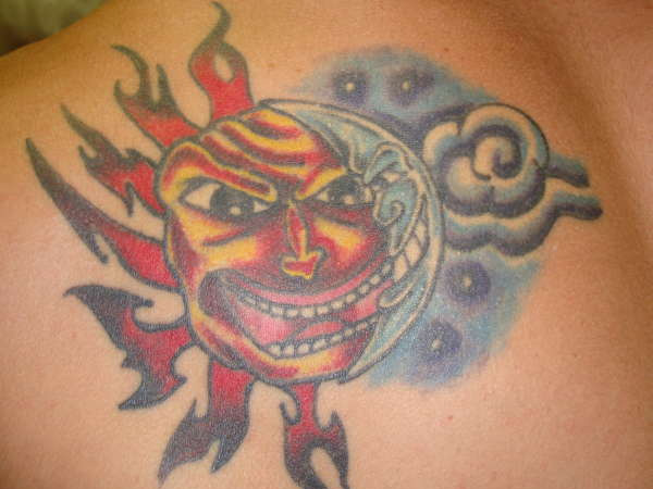 Tatouage céleste du soleil en colère