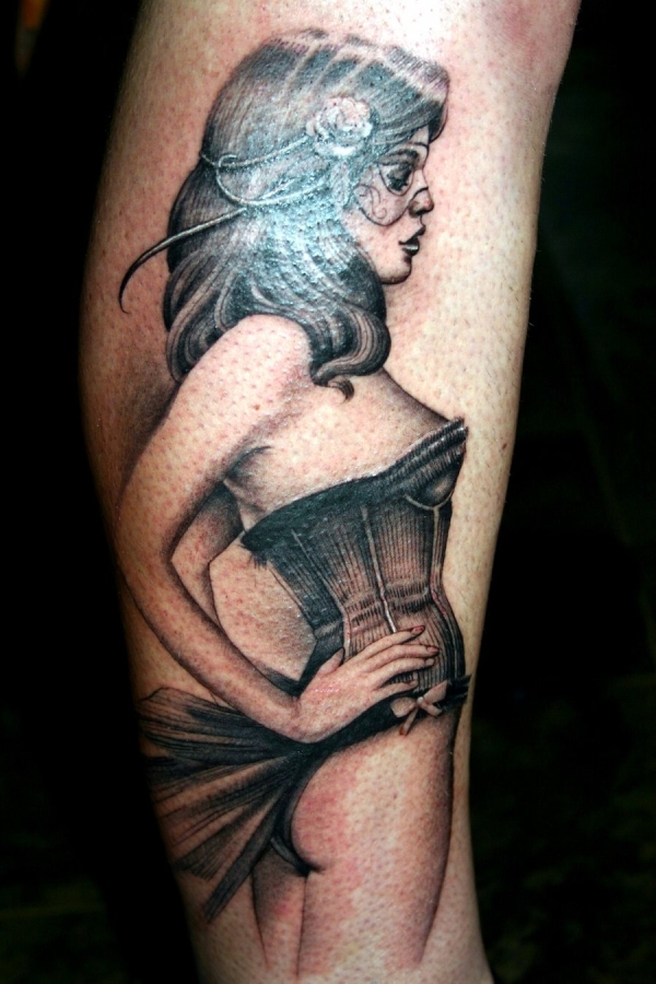 Magnifique tatouage de pin-up