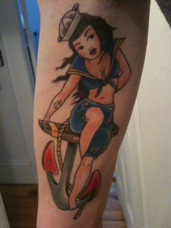 Nouveau tatouage de pin-up de fille de marin