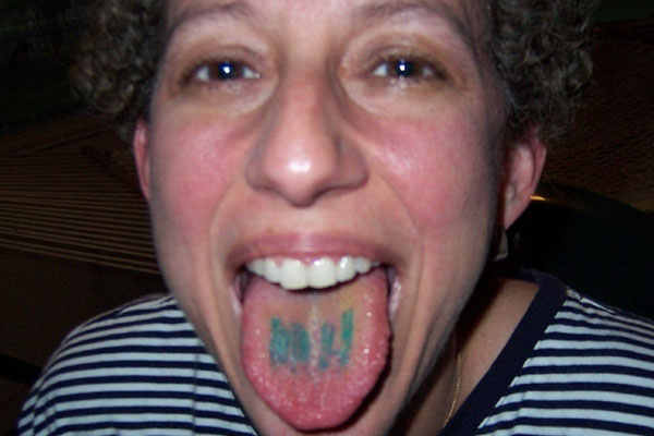Ξεθωριασμένο τατουάζ γλώσσας