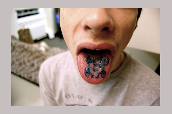 Τατουάζ σκοτεινής γλώσσας