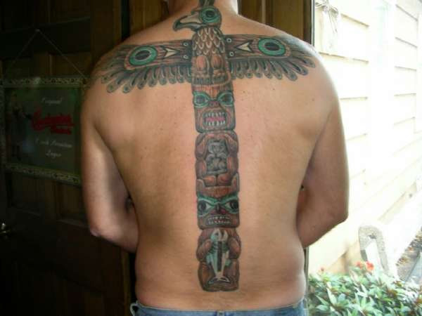 Πίσω τατουάζ με σύμβολα τοτέμ