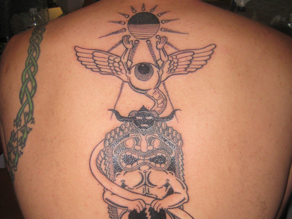 Totem Pole Tattoo σε μαύρο μελάνι