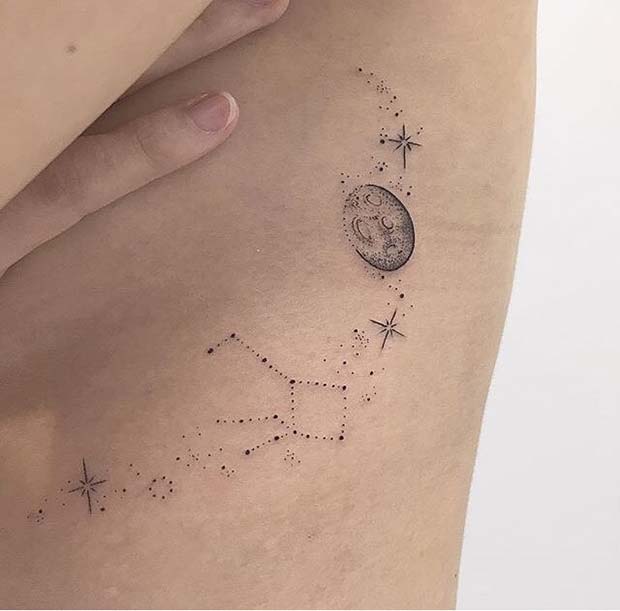 Tatouage côte lune et étoiles