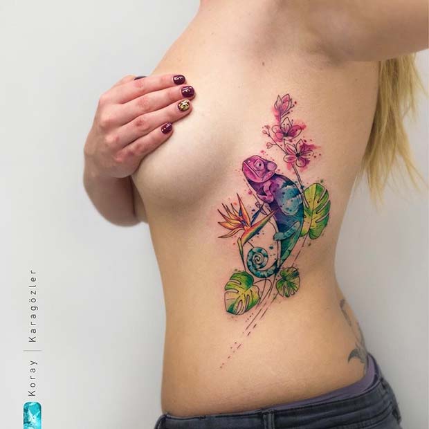 Πολύχρωμο Chameleon Rib Tattoo Idea