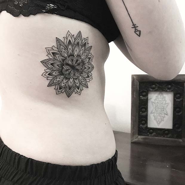 Idée de tatouage de côte de mandala