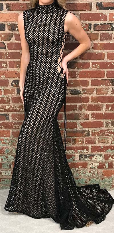 Robe de bal noire à découpes tendance