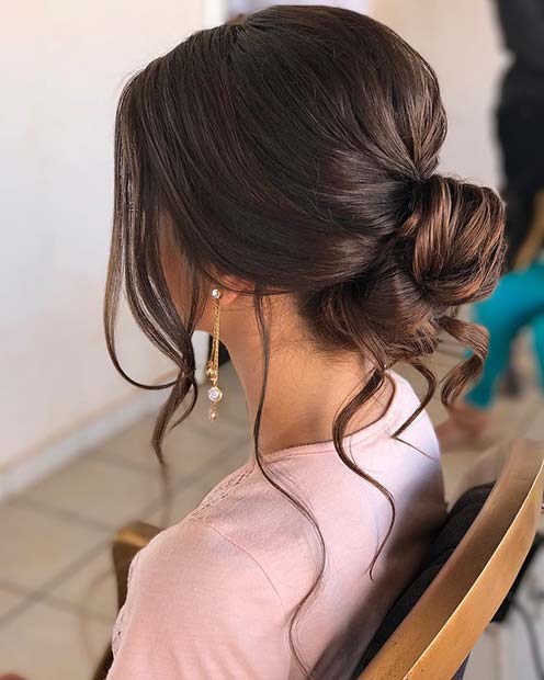 Chignon élégant et boucles lâches