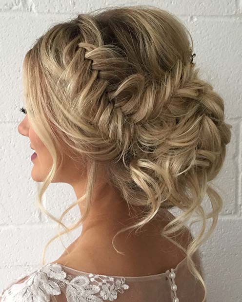 Chignon tressé avec des boucles lâches