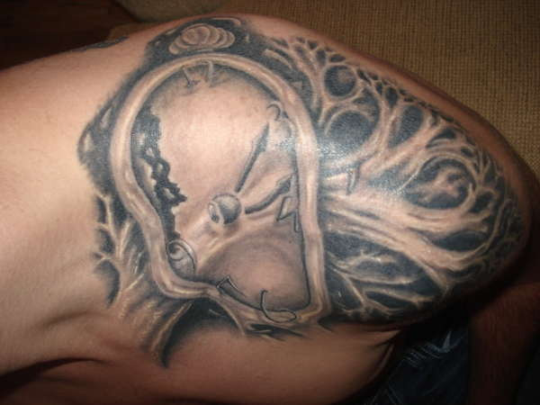 Tatouage Surréaliste Intelligent