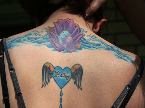 Beau tatouage de lotus d'eau