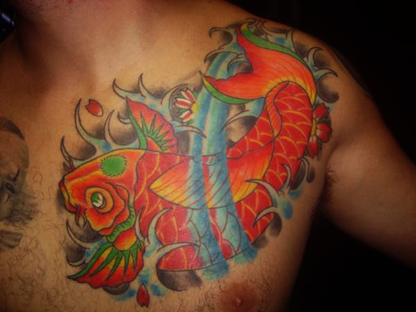 Tatouage de poisson rouge dans l'eau