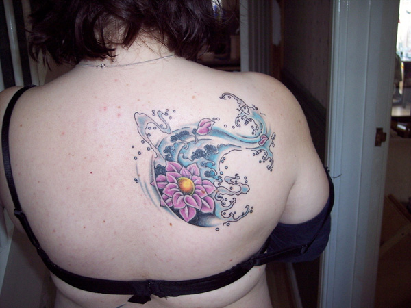 Lotus en fleurs dans l'eau tatouage