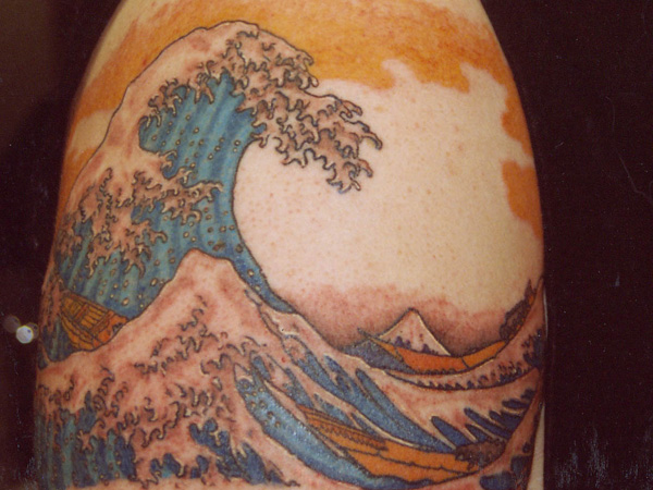 Tatouage des vagues déferlantes de l'océan