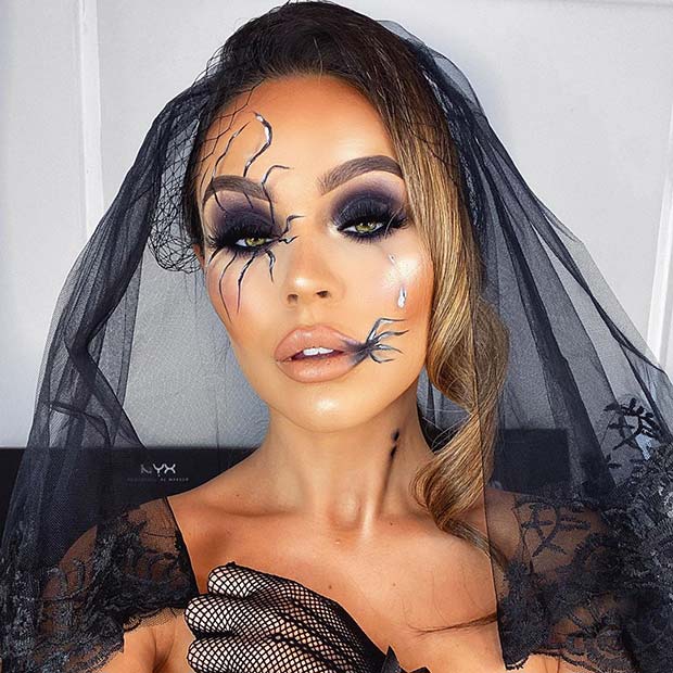 Maquillage magnifique avec des araignées pour Halloween