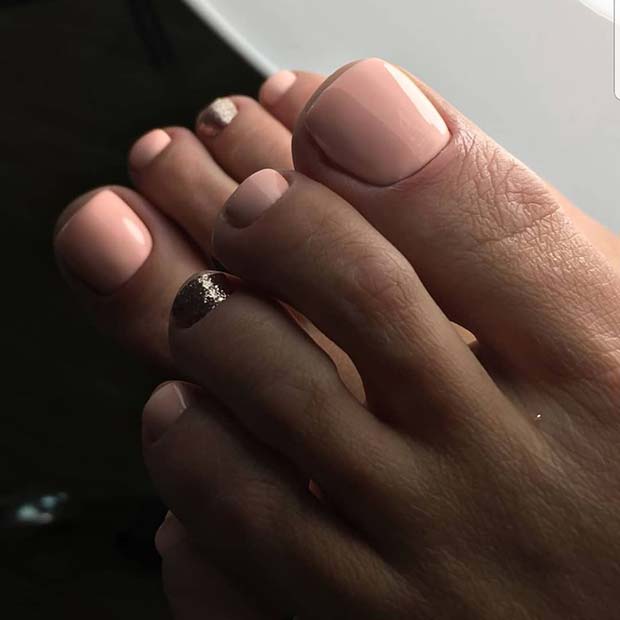 Απλά Nude Toe Nails με Gold Glitter