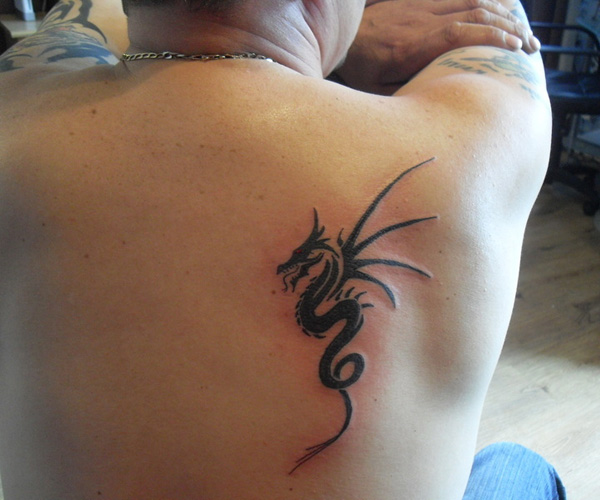 Φρέσκο ​​Tribal Dragon Tattoo