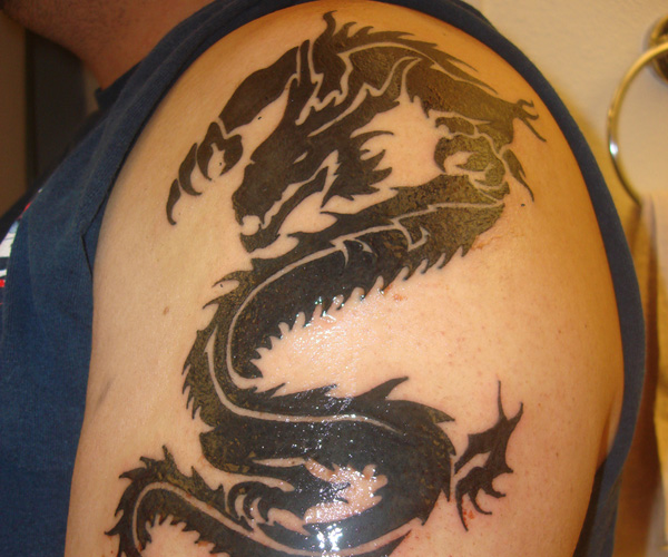 Tatouage de dragon complexe