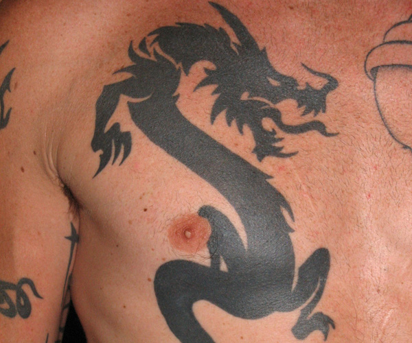Τατουάζ στο στήθος Dragon