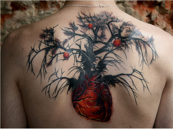 Tatouage nature noir et rouge