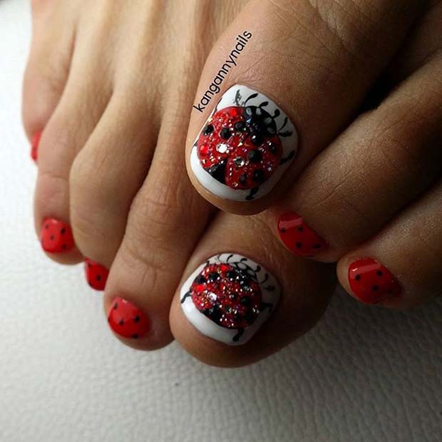 Σχέδιο νυχιών Sparkly Lady Bug Toe για την Άνοιξη