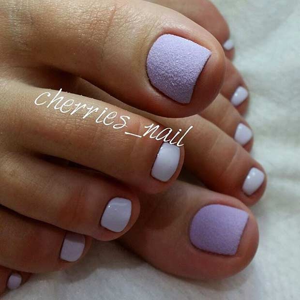 Conception d'ongles d'orteil violet pastel mat pour le printemps